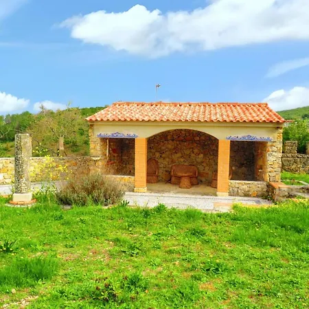 度假居 Charming House With Shared Pool In Porto De Mos. *