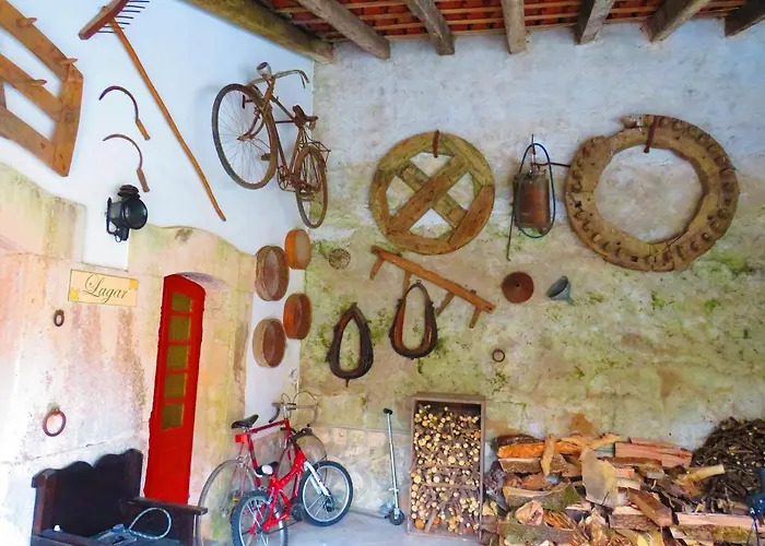 Charming House With Shared Pool In Porto De Mos. Hébergement de vacances