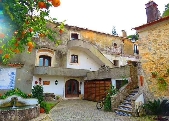 Charming House With Shared Pool In Porto De Mos. Hébergement de vacances