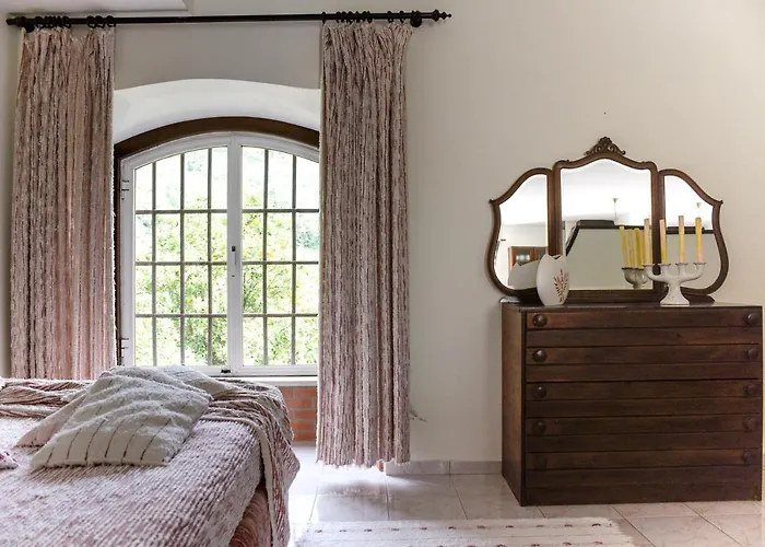 Charming House With Shared Pool In Porto De Mos. Hébergement de vacances Porto de Mós