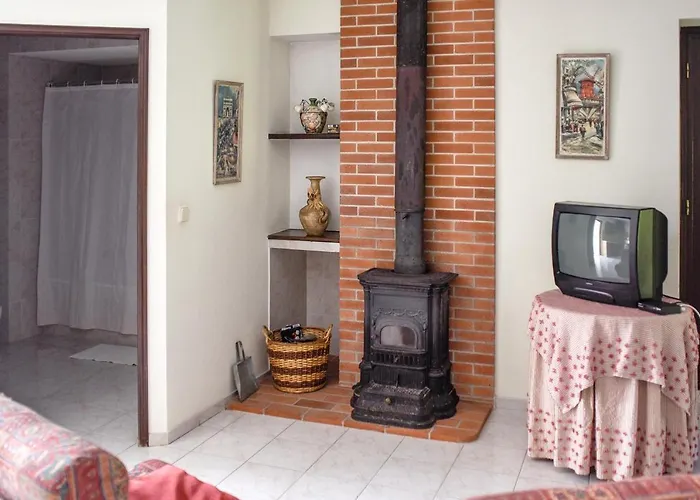 Charming House With Shared Pool In Porto De Mos. Hébergement de vacances