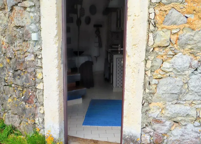 Charming House With Shared Pool In Porto De Mos. Hébergement de vacances