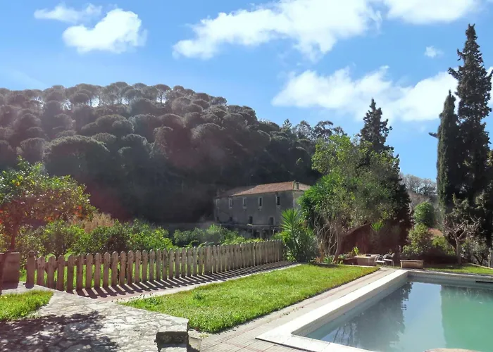 Charming House With Shared Pool In Porto De Mos. Hébergement de vacances