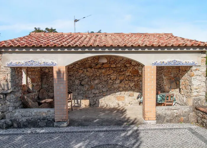 Charming House With Shared Pool In Porto De Mos. Hébergement de vacances *