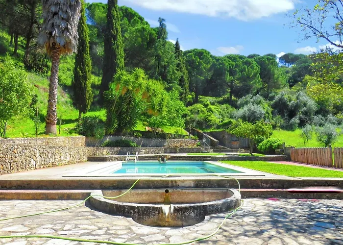 Charming House With Shared Pool In Porto De Mos. Hébergement de vacances *