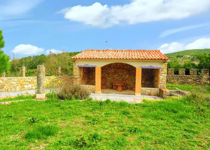 Hébergement de vacances Charming House With Shared Pool In Porto De Mos. *